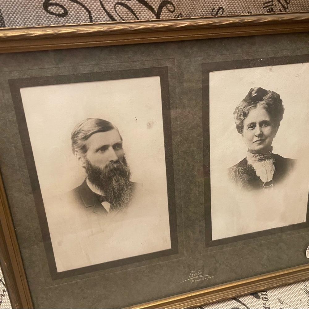 Antique photo – gorgeous Wood frame. Gale studios - Nebraska.  Victorian